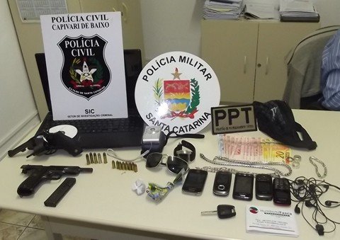 foragidos-sao-presos-com-armas-e-droga-1 As armas estavam dentro de uma mochila, no interior da casa, e a droga no porta-luvas do Vectra.
