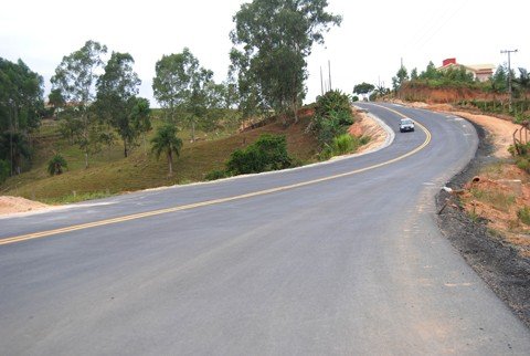 inauguracoes-no-vale-1 A pavimentação da rodovia do Pinheiral é uma importante obra para o desenvolvimento do agronegócio da região - Foto:Chênia Chenci/SDR Braço do Norte/Notisul