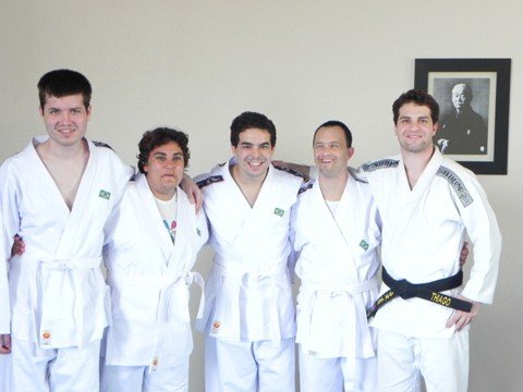 judo-adaptado-inicia-aulas-1 Thiago (à direita) defende a inclusão social através do judô