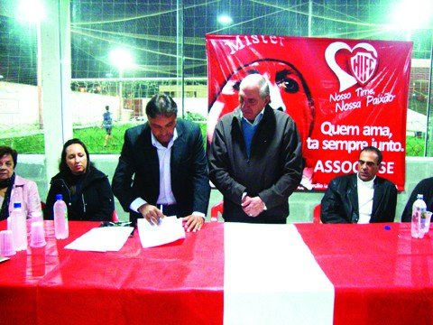 leao-preparado-para-a-competicao-1 O presidente Michel Mussi e o empresário Miguel Luiz Paz firmaram ontem a parceria