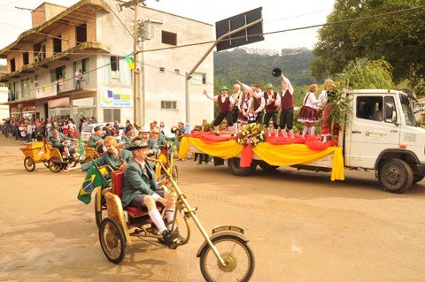 o-encontro-de-geracoes-mais-concorrido-da-regiao-1 Todos os eventos da 13ª Gemüse Fest ocorrerão no pavilhão da festa, na praça central da cidade. Durante toda a programação haverão competições típicas, muita gastronomia, música e chopp! - Foto:Mariza Vandresen/Prefeitura de Santa Rosa de Lima/Notisul