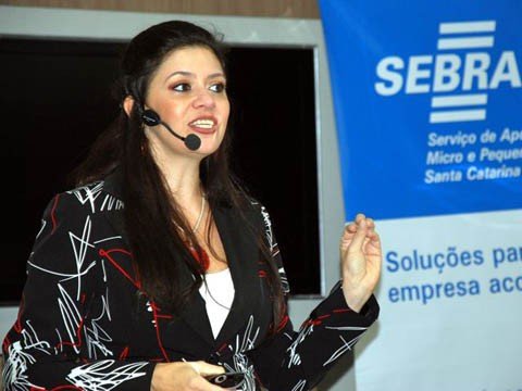 os-caminhos-para-o-crescimento-1 A consultora Patrícia Santos em palestra no Seminário Nacional de Inovação 2012: “Se você quer ser inovador, viaje” - Foto:Luiz Henrique Fogaça/Divulgação/Notisul