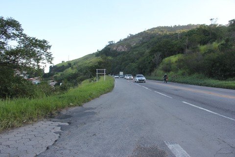 sem-reuniao-1 Enquanto o encontro com o Dnit não ocorre, a situação do morro do Formigão, em Tubarão, continua assim, sem definição. Por outro lado, o túnel do morro Agudo, em Paulo Lopes, está finalizado e liberado para testes