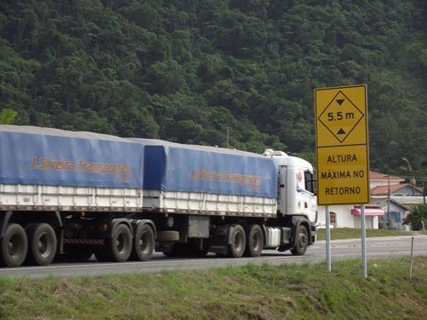 sinalizacao-e-colocada-em-viadutos-1 As placas que indicam a altura máxima dos viadutos edificados na BR-101 sul são instaladas pelo Dnit ao longo da rodovia - Foto:Fotos: Muriel Albonico/Esga-Dnit/Notisul