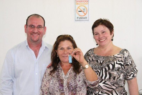 um-sonho-realizado-1 Prefeito Célio Antônio entregou as chaves das casas para mais 22 moradores do Loteamento Lurdinha Schiefler, no bairro Mato Alto. Foto: Prefeitura de Laguna