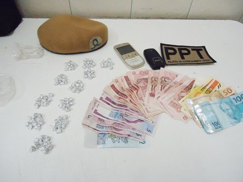 111-pedras-de-crack-sao-apreendidas-1 Além dos entorpecentes, os policiais apreenderam R$ 442,00. Fotos: Polícia Civil de Tubarão/Notisul