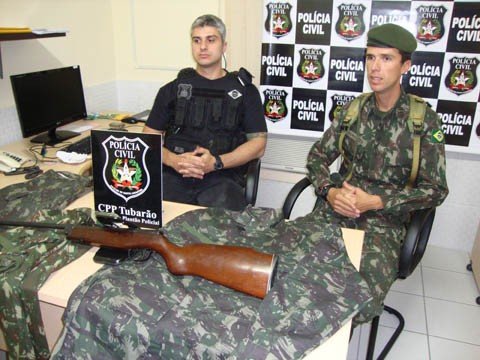 acusado-de-atirar-em-soldado-e-identificado-1 delegado João Adolpho Fleury de Castilho e o major Ricardo Serrazes, comandante da 3ª Companhia do 63º Batalhão de Infantaria, em Tubarão, trabalharam em conjunto para chegar ao acusado