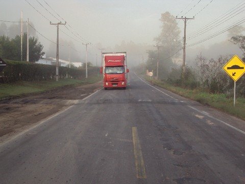 alerta-seis-lombadas-foram-construidas-1 As seis lombadas foram construídas em menos de três dias. Nesta, em Lauro Müller, ocorreram dois acidentes, pois os motociclistas não perceberam os redutores - Foto:PMRv de Guatá/Divulgação/Notisul