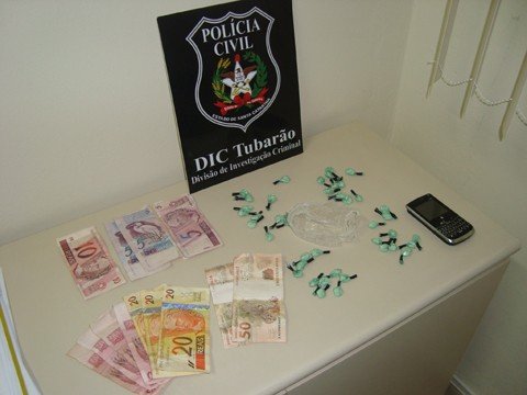 areas-de-risco-tem-reforco-policial-1 O menor de 15 anos, com várias passagens, tentou fugir e jogou as petecas para dentro de uma casa