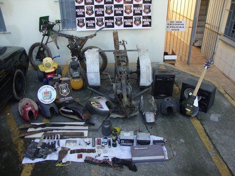 armas-municoes-e-objetos-sao-apreendidos-1 Espingardas, munições, pólvora, motocicletas montadas, entre outros objetos, estavam na casa do acusado.