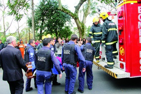 as-ultimas-homenagens-1 O corpo do prefeito Manoel Bertoncini foi carregado pela Guarda Municipal e levado pelo Corpo de Bombeiros até a Catedral Diocesana de Tubarão