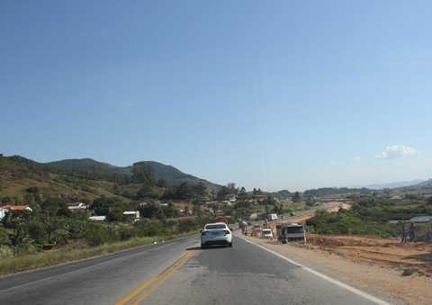 conclusao-e-adiada-1 Para concluir a pavimentação das pistas duplicadas no lote 25, ainda restam terraplanar 5,15 quilômetros e pavimentar outros 6,22.