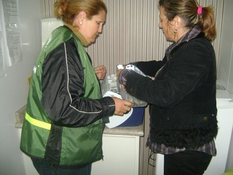 cuidado-com-a-vacina-1 As fiscais sanitaristas estaduais da 36ª gerência de saúde, em Braço do Norte, Ana Augusta Coan (à direira) e Tereza Cristina da Paz (à esquerda) apreenderam nesta sexta-feira 95 doses de vacina contra a Gripe A. Foto: Gerência de Saúde em BN/Notisul