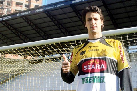 de-manchester-para-o-tigre-1 Possebon atuou no futebol inglês, português e italiano. Foto: Fernando Ribeiro/Criciúma E.C./Notisul