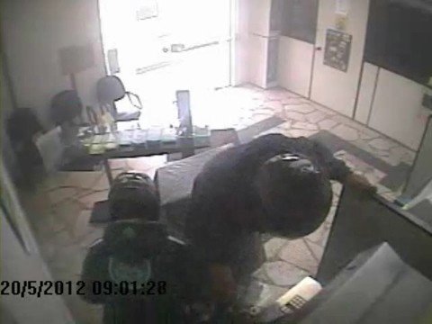 dupla-que-arrombou-caixa-e-presa-1 As câmeras de segurança do banco registraram toda a ação dos dois criminosos - Foto: Polícia Civil de Capivari de Baixo/Notisul