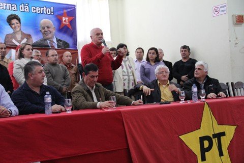 foco-na-transparencia-1 O pré-candidato à majoritária tubaronense pelo PT, Olavio Falchetti, discursou para 300 militantes presentes no Clube Cidade Luz, ontem.
