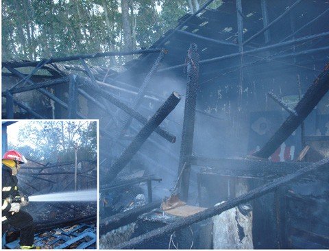 galpao-e-destruido-1 Bombeiros levaram em torno de uma hora para conter as chamas - Foto:Bombeiros Voluntarios de Jaguaruna/Divulgação/Notisul