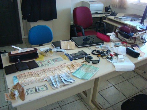 golpistas-sao-presos-em-flagrante-1 Tudo o que estava em poder dos três criminosos foi apreendido pela polícia militar. Foto: Polícia Militar de Imbituba/Notisul