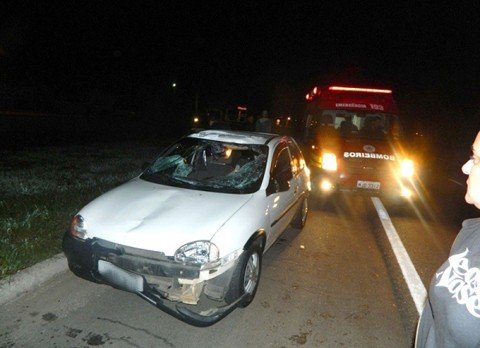 homem-e-atropelado-na-br-101-1 O veículo teve o parachoque e o parabrisa quebrados pelo forte impacto da batida. O motorista, de 22 anos, de Novo Hamburgo, parou para prestar assistência