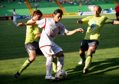 leao-perto-de-acerto-com-destaque-em-malta-1 Caio Garcia (com a bola) deve ser a novidade no Leão.