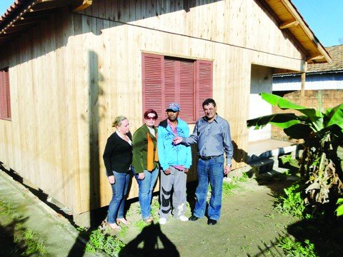 mais-um-morador-ganha-casa-1 Seu Nelson era só sorrisos quando recebeu as chaves da sua nova casa - Foto:Prefeitura de Capivari de Baixo/Divulgação/Notisul