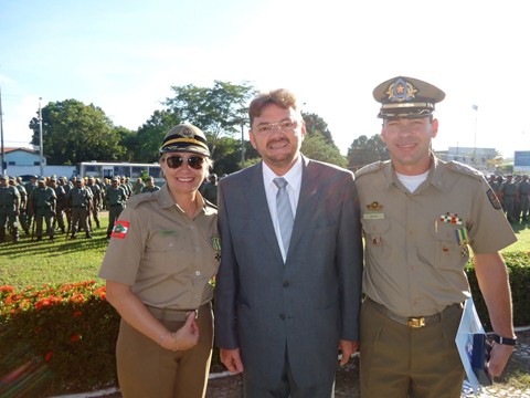 major-destaca-se-por-atuacao-no-proerd-1 Após receber a medalha, o major Lisboa recebeu os cumprimentos do governador do Piauí, Wilson Nunes Martins
