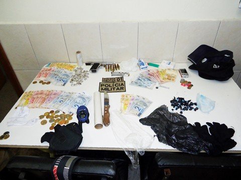 menores-vendem-e-adultos-vigiam-1 Crack, cocaína, maconha, arma, munições, entre outros objetos, estavam em poder de adolescentes. Foto: Polícia Militar de Tubarão/Notisul