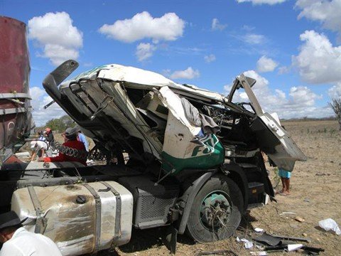 motorista-de-orleans-morre-em-acidente-1 Gilberto Nunes, de 54 anos, não resistiu e faleceu na hora. O seu filho, de 32 anos, sobreviveu e não corre risco de morrer. Foto: José Dílson/Sul in Foco/Notisul