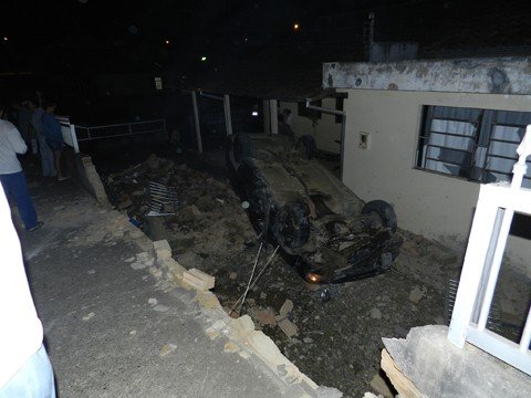 motorista-perde-controle-e-invade-casa-1 Homem bateu no muro da residência quando tentava desviar de um cachorro - Foto:César Borges/Notisul