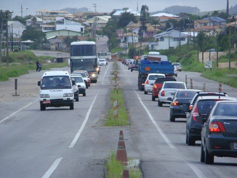 movimento-intenso-na-volta-para-casa-1 Os congestionamentos na BR-101 têm sido frequentes desde o ano passado.