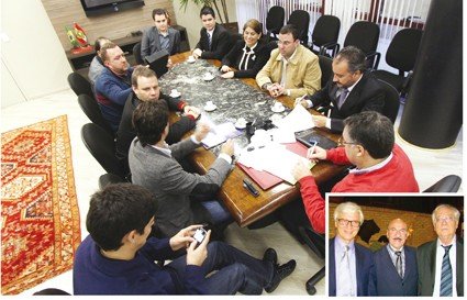 novo-protocolo-e-assinado-1 A assinatura do protocolo de intenções ocorreu nesta terça-feira. No detalhe, o deputado estadual Manoel Mota (PMDB) (ao meio) acompanhou o presidente, Luigi Cimolai (à esquerda) e o vice-presidente da Cimolai, Salvatore de Luna (à direita) durante visita