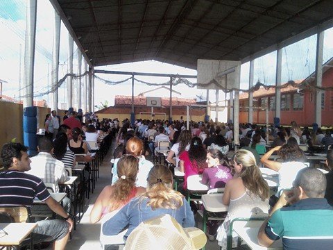 policia-ouve-os-envolvidos-1 Mais de 400 candidatos fizeram as provas do concurso em uma quadra de esportes.