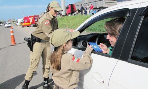 prevenir-e-a-melhor-arma-nesta-luta-1 Blitze educativas foram realizadas em vários locais da cidade, com a distribuição de fôlderes e adesivos da campanha.