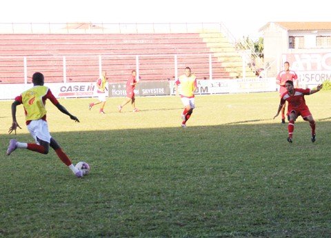 primeiro-esboco-do-leao-1 Profissionais do Leão encararam os juniores
