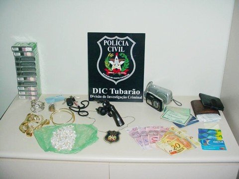 quadrilha-e-presa-por-varios-crimes-1 No trajeto de fuga dos criminosos foi encontrada uma “bucha” com 108 petecas de crack. Policiais de Sangão, Treze de Maio e Jaguaruna apoiaram a operação. Fotos: DIC/Tubarão/Notisul