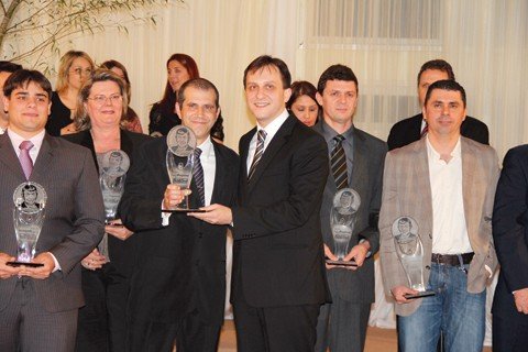 revista-lancada-e-aprovada-1 Os maiores empregadores de Tubarão receberam os troféus das mãos do prefeito Pepê Collaço.