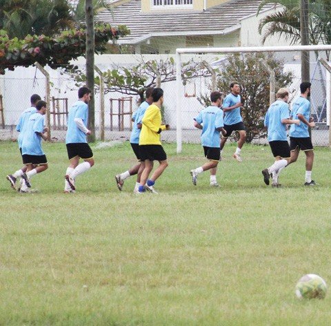 sandrini-satisfeito-com-o-peixe-1 O time voltou ontem aos treinos