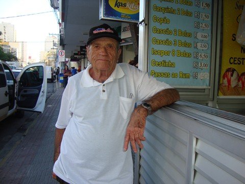 temperaturas-chegaram-a-285oc-1 O aposentado Lindomar Antônio saiu de casa com roupas leves para andar no centro de Tubarão