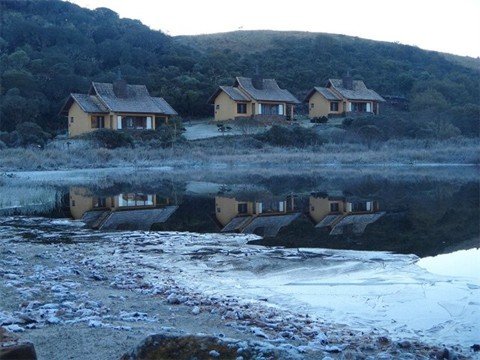 temperaturas-em-elevacao-1 A cidade de Bom Jardim da Serra desbancou São Joaquim e Urupema no quesito frio ao registrar a temperatura de -9,2º no início da manhã da última sexta-feira. A foto mostra parte de um lago no Rio do Rastro Eco Resort congelado. Foto: Leni Almeida