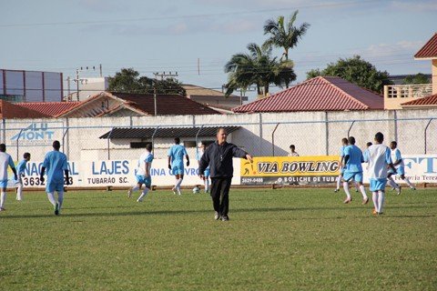 trabalho-para-compensar-o-tempo-perdido-1 Sandrini orienta o treino tático