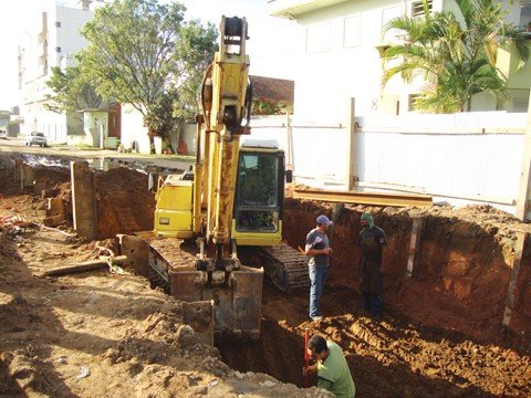 trabalhos-avancam-alem-da-beira-rio-1 Paralelo à construção da caixa coletora, os operários da empresa Coenco, de Gravatal, devem instalar novas aduelas.