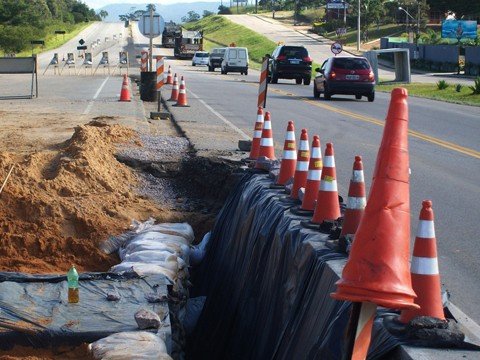 transito-e-reconfigurado-em-laguna-1 Na pista de mão-dupla serão instalados tachões refletivos para delimitar o eixo central. Neste segmento haverá acostamento somente no sentido sul - Foto:Muriel Albonico/Esga-Dnit/Notisul