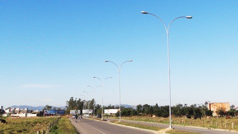 trecho-recebe-postes-1 Os postes são colocados em um trecho de 300 metros da avenida Pedro Zapelini - Foto:Denilson Simerman/Prefeitura de Tubarão/Notisul