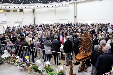 um-tubaronense-um-catarinense-1 Uma multidão esteve no Espaço Integrado de Artes da Unisul, para dar adeus ao prefeito Manoel, lembrado por todos pela alegria contagiante.