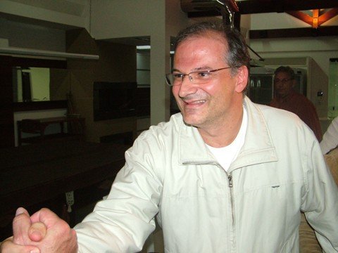 vida-e-carreira-de-manoel-bertoncini-1 O primeiro sinal da doença foi sentida por Dr. Manoel bem no dia em que comemorava a sua eleição à prefeitura de Tubarão