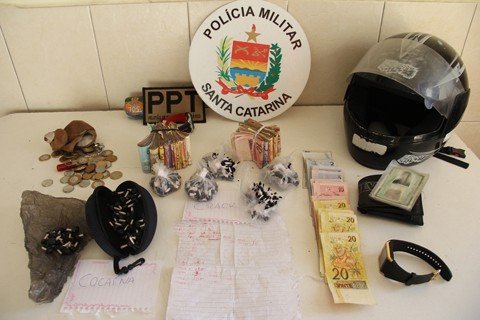 area-de-intenso-trafico-e-alvo-do-ppt-1 Os papelotes de crack, as buchas de cocaína e o dinheiro foram encontrados em duas casas. Uma folha com nomes de pessoas - possíveis devedores - e valores também foi apreendida