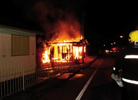 casa-e-totalmente-destruida-pelo-fogo-1 A preocupação dos bombeiros voluntários de Jaguaruna era de que as chamas não atingissem uma casa ao lado - Foto:Bombeiros voluntários de Jaguaruna/Notisul