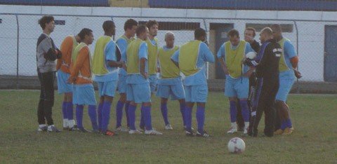 comeca-a-nova-era-helio-vieira-no-peixe-1 Vieira (com a bola) está desde sábado no comando do Peixe