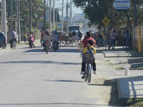 comunidade-esta-insegura-1 O fluxo de carros, motos, bicicletas e pessoas é intenso na rua Andrino Sales Borges. Muitos acidentes são causados por falta de atenção