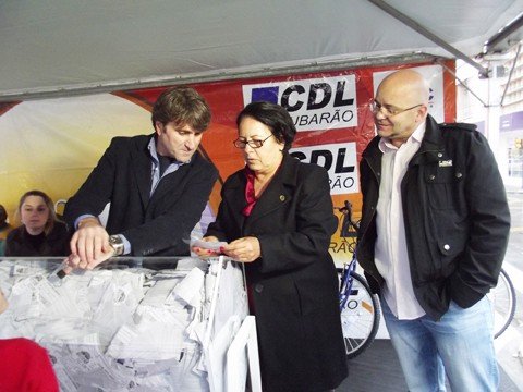 confira-quem-sao-os-10-sortudos-1 O sorteio, comandando pelo presidente da CDL de Tubarão, Felipe Antunes Nascimento (à esquerda), foi acompanhado pela coordenadora do Procon de Tubarão, Reneuza Borba, e pelo diretor da entidade, Pedro Paulo Nascimento. Foto: JBGuedes/Divulgação/Notisul